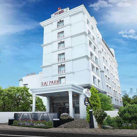 Raj Park Hotel Ченай Екстериор снимка