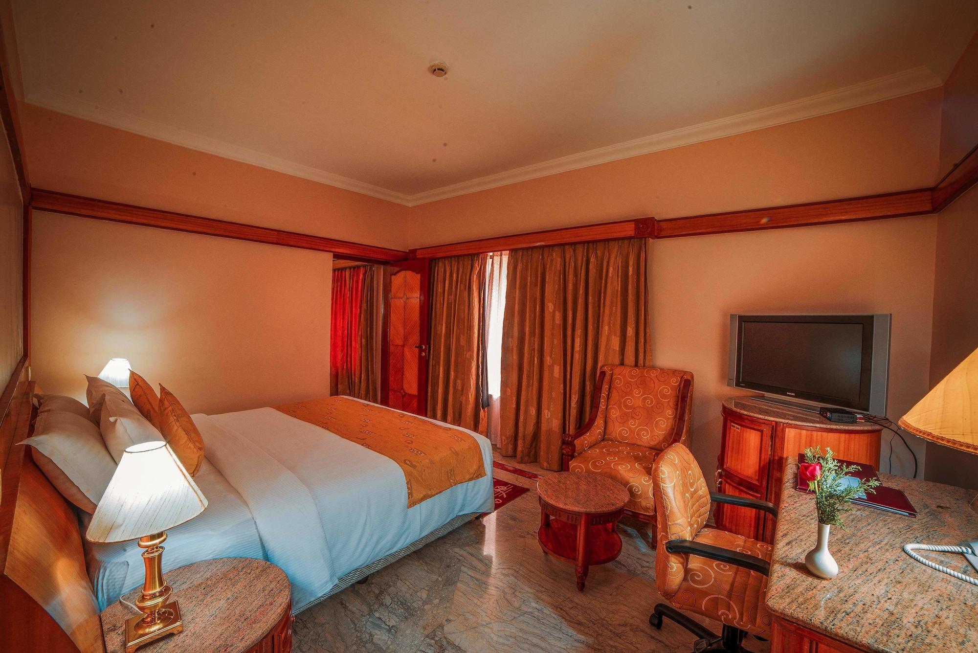 Raj Park Hotel Ченай Екстериор снимка