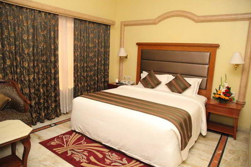 Raj Park Hotel Ченай Екстериор снимка