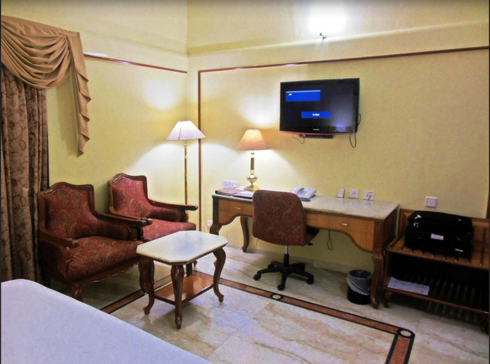 Raj Park Hotel Ченай Екстериор снимка