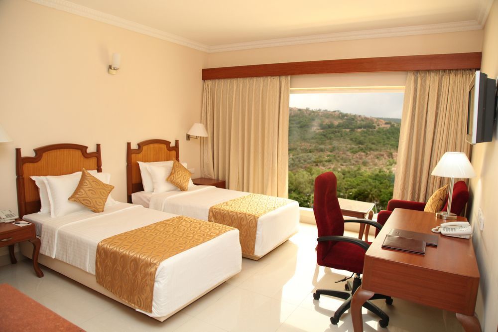 Raj Park Hotel Ченай Екстериор снимка